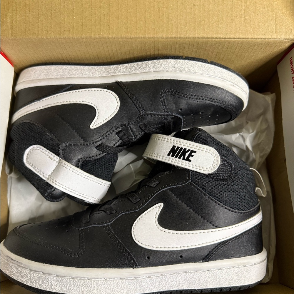 Boys Nike Borough 2 Mid Black and White Size 13C